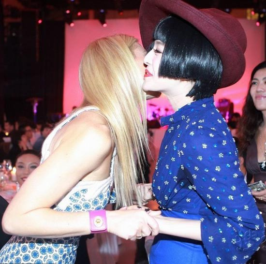 Cô nàng tay bắt mặt mừng với người bạn Gwyneth Paltrow. Cô nàng tay bắt mặt mừng với người bạn Gwyneth Paltrow.