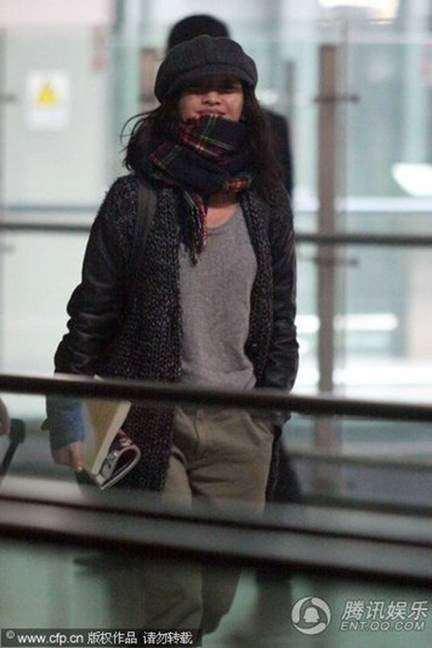 Xuất hiện tại sân bay dưới sự chào đón của hàng nghìn người hâm mộ, cô tỏ ra khá thân thiện và gần gũi khi không đeo kính râm trốn tránh. Với phong cách mới này, Châu Tấn như muốn gửi thông điệp mới với mọi người trong thời trang mùa Đông này rằng “Tôi đang mở đầu một trào lưu mới”.