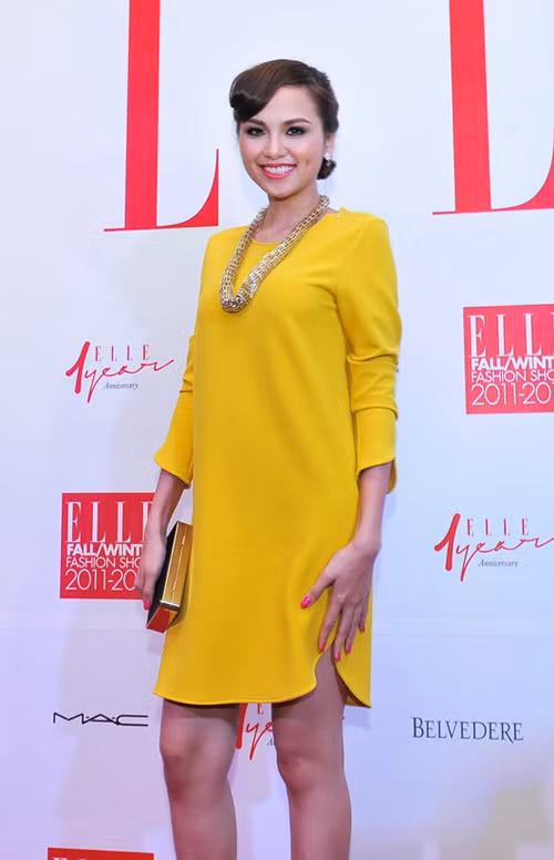 Cùng một kiểu váy vàng dáng suông nhưng có tới ba người đẹp "kết". Hoa hậu Diễm Hương rực rỡ khi sử dụng tông vàng từ trang phục cho tới phụ kiện.