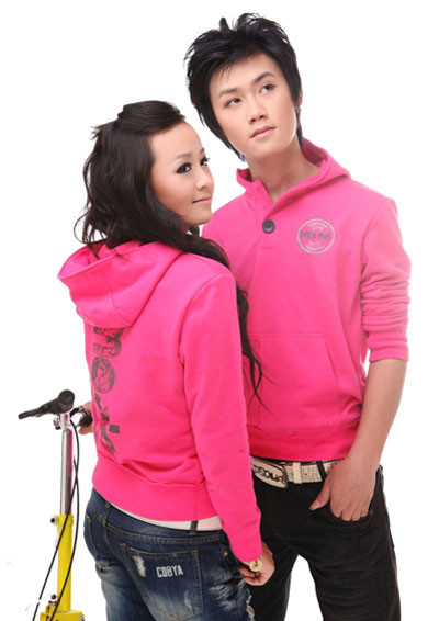 Hay năng động trong chiếc áo một màu bo gấu. Hay năng động trong chiếc áo một màu bo gấu.