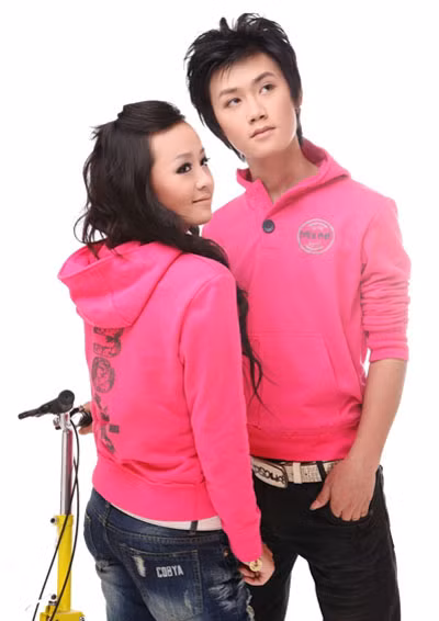 Hay năng động trong chiếc áo một màu bo gấu.