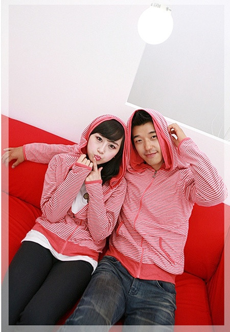 Chiếc áo khoác màu hồng sọc ngang tạo dáng vẻ trẻ trung và tinh nghịch. Chiếc áo khoác màu hồng sọc ngang tạo dáng vẻ trẻ trung và tinh nghịch.