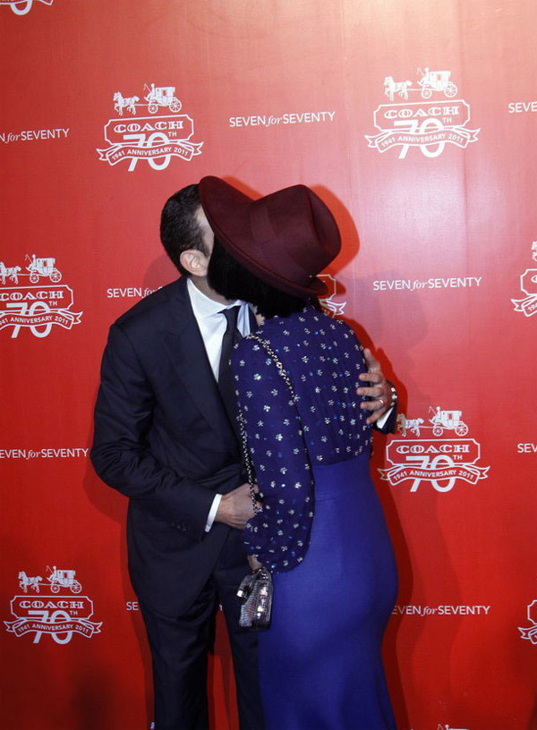 Không chỉ có thế, với bộ váy xanh sẫm và dáng suông khiến cô bỗng dưng lộ “vòng 3” kẹp lép, phẳng lỳ cùng vòng eo bánh mỳ của mình. Không chỉ có thế, với bộ váy xanh sẫm và dáng suông khiến cô bỗng dưng lộ “vòng 3” kẹp lép, phẳng lỳ cùng vòng eo bánh mỳ của mình.