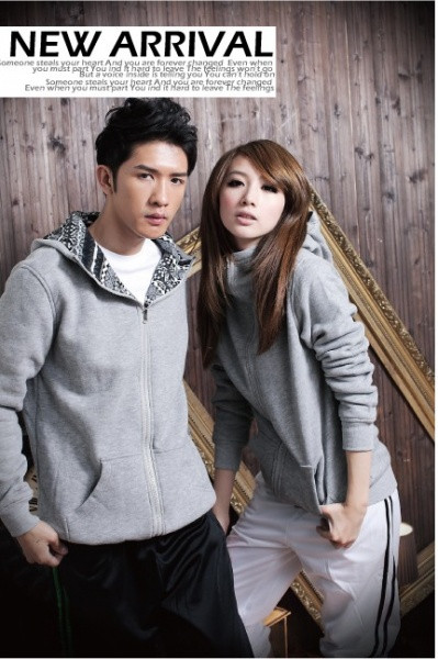 Không nhất thiết phải chọn chiếc áo giống nhau hoàn toàn, bạn có thể chọn chiếc áo cùng tông màu nhưng khác về kiểu dáng. Không nhất thiết phải chọn chiếc áo giống nhau hoàn toàn, bạn có thể chọn chiếc áo cùng tông màu nhưng khác về kiểu dáng.