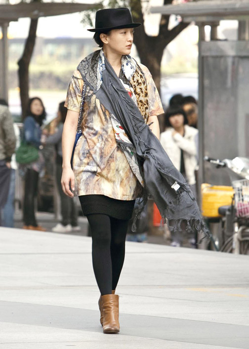 Áo T-shirt màu cẩm thạch của Cabane de Zucca đi kèm với váy len và túi xách kiểu vỏ sò của Chanel.