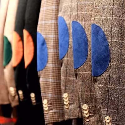 Elbow Patch - những miếng vá ở phần khuỷu tay áo xuất hiện vào những năm đầu thập niên 80s và hầu hết chỉ dùng làm chi tiết trang trí cho quần áo trẻ em. Cho tới một vài năm gần đây, khi trào lưu vintage quay trở lại rầm rộ thì chi tiết "của trẻ con” này mới thực sự được để ý và trở nên nổi bật.