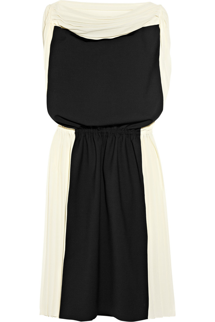 Váy Vionnet (42 triệu đồng) với phần mép váy màu trắng tạo cảm giác nhỏ gọn và bồng bềnh trong loại váy xuông