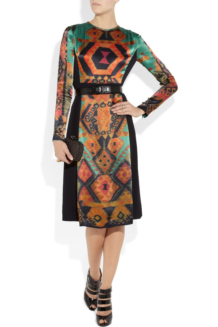 Váy Etro (35 triệu đồng) là sự kết hợp của màu đen và họa tiết rực rỡ.