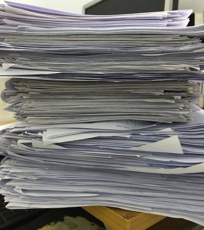 Những chồng bài kiểm tra cứ chất chồng (Ảnh tác giả)