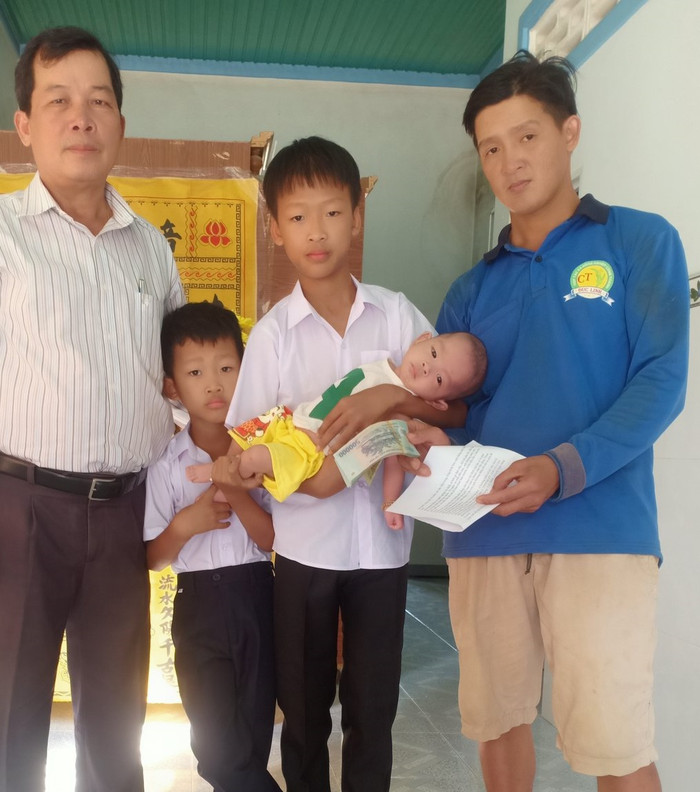 Thầy Thy đang trao tiền của một số nhà hảo tâm cho gia đình nghèo khốn khó (Ảnh CTV) Thầy Thy đang trao tiền của một số nhà hảo tâm cho gia đình nghèo khốn khó (Ảnh CTV)