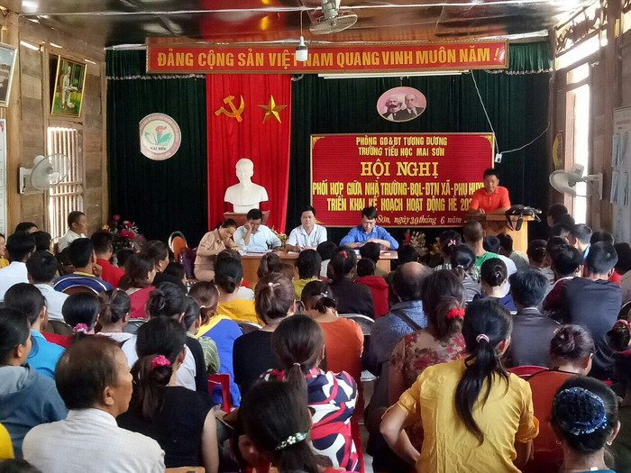 Lễ bàn giao học sinh của Trường Tiểu học Mai Sơn, huyện Tương Dương, tỉnh Nghệ An (Ảnh nhà trường cung cấp) Lễ bàn giao học sinh của Trường Tiểu học Mai Sơn, huyện Tương Dương, tỉnh Nghệ An (Ảnh nhà trường cung cấp)