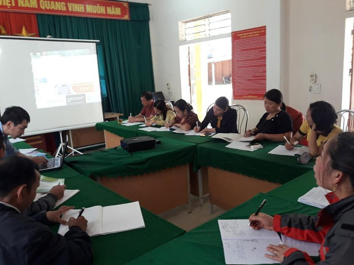 Giáo viên Trường Tiểu học Mường Típ 1 đang nghiên cứu sách giáo khoa lớp 1 (Ảnh CTV) Giáo viên Trường Tiểu học Mường Típ 1 đang nghiên cứu sách giáo khoa lớp 1 (Ảnh CTV)