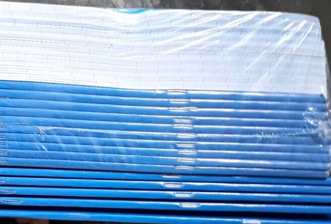 Học sinh buộc phải viết trên những cuốn vở có lô gô riêng của trường (Ảnh một chồng vở do phụ huynh cung cấp)