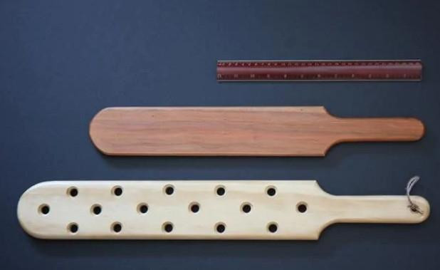 Ba cây thước/roi dùng để đánh đòn học sinh. Kích thước cây thước/roi sẽ không dài quá 60cm, bề ngang không quá 15cm và bề dày không quá 2,5cm. Mỗi lần bị phạt, học sinh sẽ bị đánh tối đa 3 roi. (Ảnh minh họa: Báo phụ nữ) Ba cây thước/roi dùng để đánh đòn học sinh. Kích thước cây thước/roi sẽ không dài quá 60cm, bề ngang không quá 15cm và bề dày không quá 2,5cm. Mỗi lần bị phạt, học sinh sẽ bị đánh tối đa 3 roi. (Ảnh minh họa: Báo phụ nữ)