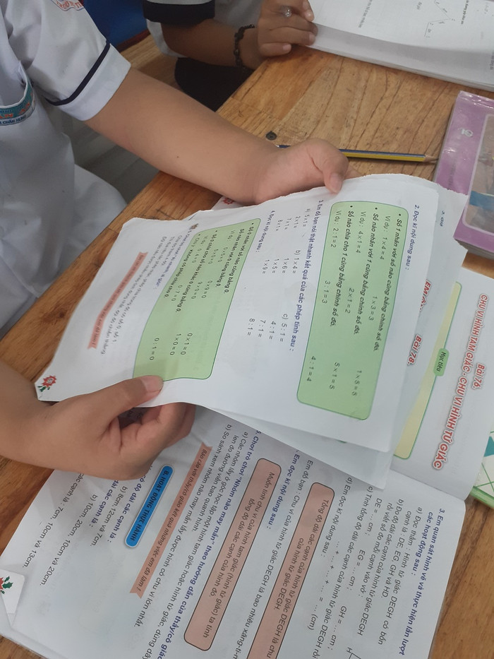 Cuốn sách VNEN vừa học cũng bị bong tróc thế này (Ảnh Phan Tuyết) Cuốn sách VNEN vừa học cũng bị bong tróc thế này (Ảnh Phan Tuyết)