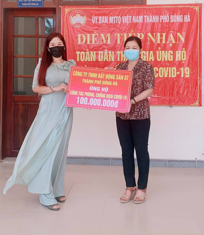 Một phụ huynh ở trường ủng hộ công tác phòng chống dịch Covid-19 (Ảnh nhà trường)