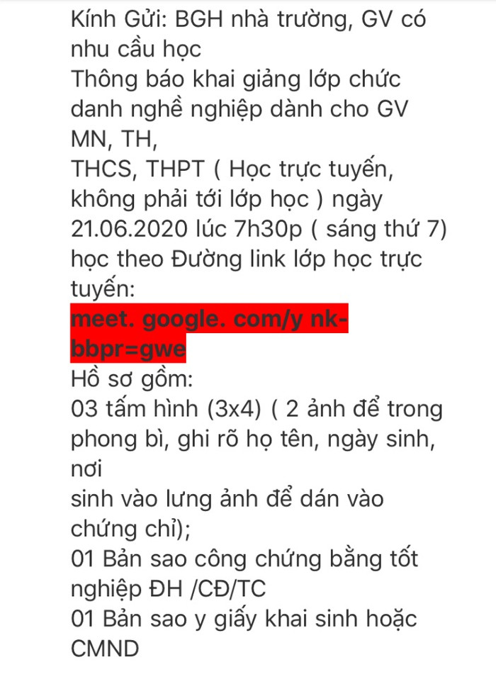Giáo viên bị vây giữa rừng thông báo (Ảnh tác giả) Giáo viên bị vây giữa rừng thông báo (Ảnh tác giả)