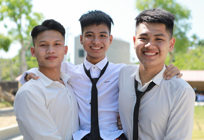 Minh (ở giữa) luôn được sống trong vòng tay của bạn bè (Ảnh nhân vật cung cấp) Minh (ở giữa) luôn được sống trong vòng tay của bạn bè (Ảnh nhân vật cung cấp)