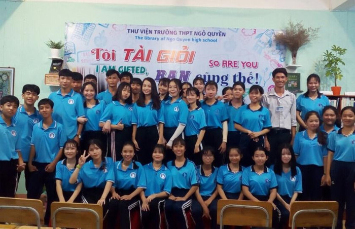 Thầy Tưởng và học sinh lớp chủ nhiệm (Ảnh nhà trường cung cấp)