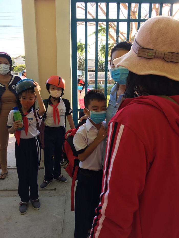 Giáo viên đón học sinh lớp 1 tận cổng trường (Ảnh Phan Tuyết)