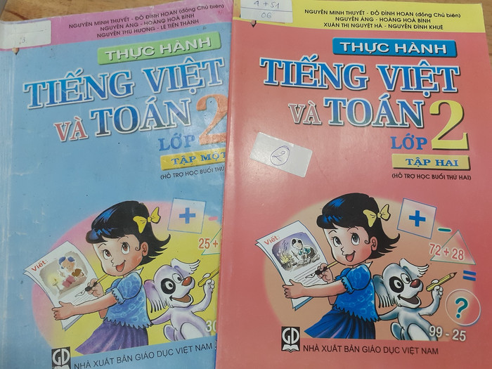 Những cuốn sách tham khảo có mặt tại thư viện nhiều trường học để phục vụ việc dạy buổi 2 (Ảnh: Phan Tuyết) Những cuốn sách tham khảo có mặt tại thư viện nhiều trường học để phục vụ việc dạy buổi 2 (Ảnh: Phan Tuyết)