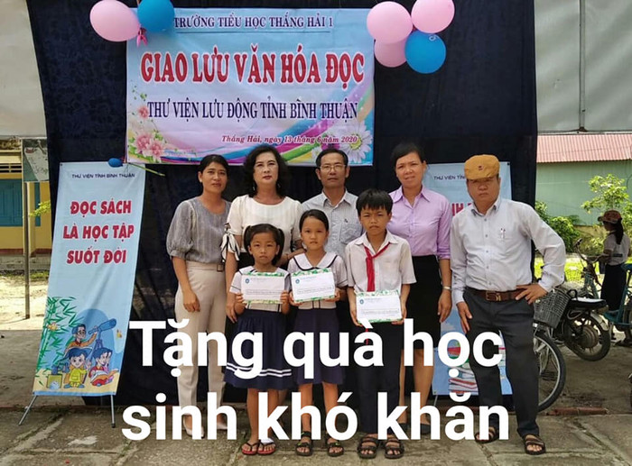 Thư viện lưu động, giao lưu và tặng quà. (Ảnh do thư viện cung cấp) Thư viện lưu động, giao lưu và tặng quà. (Ảnh do thư viện cung cấp)