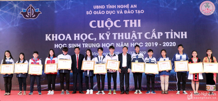 Lãnh đạo Sở Giáo dục và Đào tạo trao giải Nhất cho các tác giả đạt giải. (Ảnh - Mỹ Hà Báo Nghệ An) Lãnh đạo Sở Giáo dục và Đào tạo trao giải Nhất cho các tác giả đạt giải. (Ảnh - Mỹ Hà Báo Nghệ An)