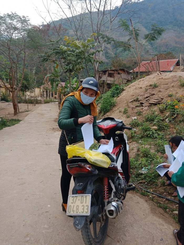 Giáo viên đưa bài tận nhà cho học sinh mùa dịch Covid-19 (Ảnh CTV) Giáo viên đưa bài tận nhà cho học sinh mùa dịch Covid-19 (Ảnh CTV)