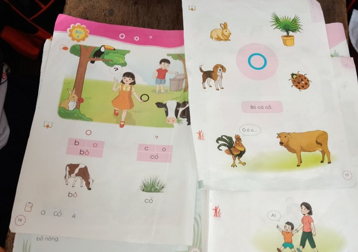 Sách tiếng Việt lớp 1 &quot;Chân trời sáng tạo&quot; vừa học vài buổi đã bung rơi từng tờ (Ảnh Phan Tuyết)