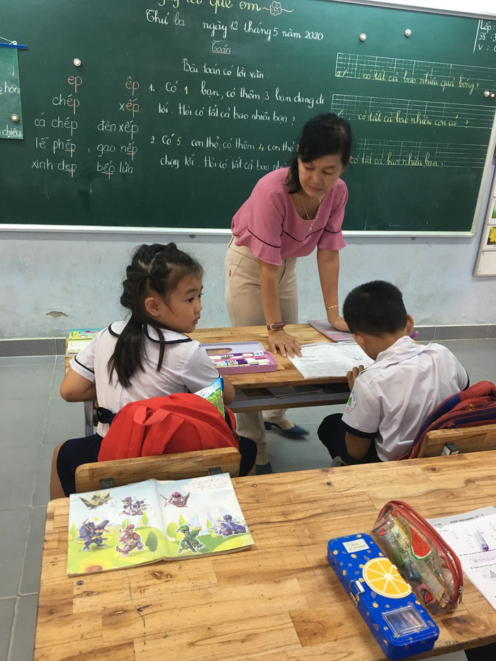 Giờ ra chơi, giáo viên lớp 1 ở tại lớp để kèm thêm học sinh còn chậm (Ảnh Phan Tuyết) Giờ ra chơi, giáo viên lớp 1 ở tại lớp để kèm thêm học sinh còn chậm (Ảnh Phan Tuyết)