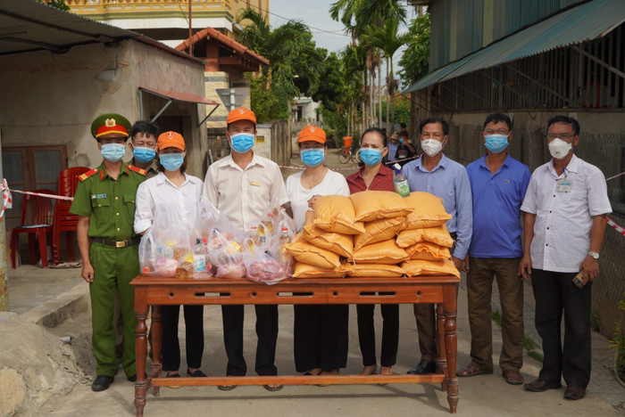 Gạo, dầu ăn, thịt heo...được trao cho những người dân vùng bị phong tỏa tạm thời (Ảnh nhà trường)