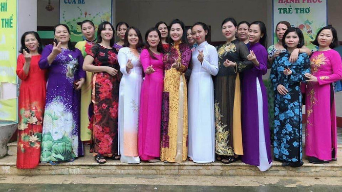Các cô giáo miền Trung mặc những bộ áo dài được tặng (Ảnh: CTV) Các cô giáo miền Trung mặc những bộ áo dài được tặng (Ảnh: CTV)