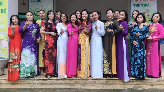 Các cô giáo miền Trung mặc những bộ áo dài được tặng (Ảnh: CTV) Các cô giáo miền Trung mặc những bộ áo dài được tặng (Ảnh: CTV)