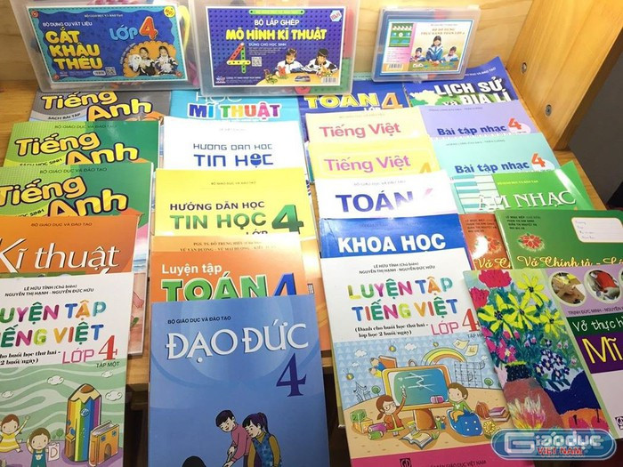 Nhiều trường phụ huynh phản ánh bán bộ sách giáo khoa chỉ vài chục ngàn, nhưng bán kèm rất nhiều sách tham khảo, sách bổ trợ không cần thiết khiến bộ sách lên đến cả triệu đồng. Ảnh: NVCC. Nhiều trường phụ huynh phản ánh bán bộ sách giáo khoa chỉ vài chục ngàn, nhưng bán kèm rất nhiều sách tham khảo, sách bổ trợ không cần thiết khiến bộ sách lên đến cả triệu đồng. Ảnh: NVCC.
