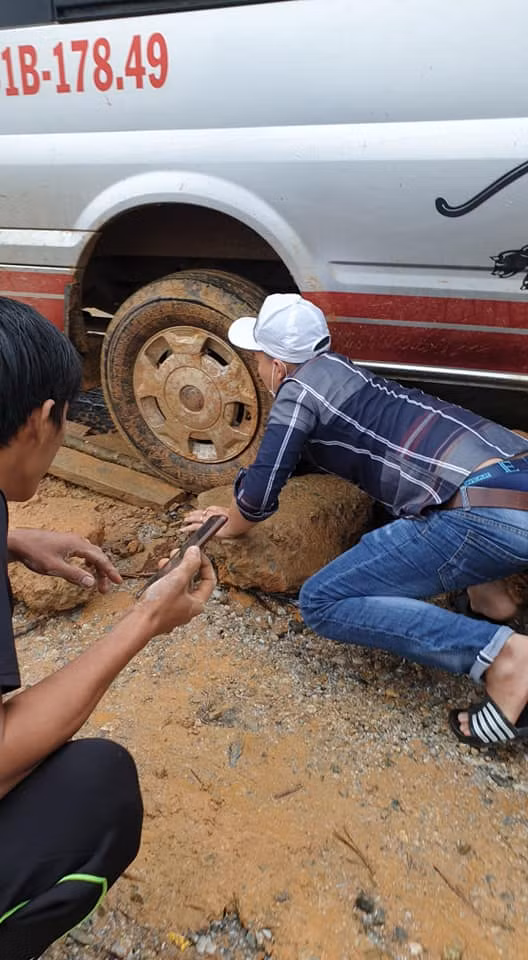 Xe liên tục gặp sự cố vì đường đi nguy hiểm (Ảnh CTV) Xe liên tục gặp sự cố vì đường đi nguy hiểm (Ảnh CTV)