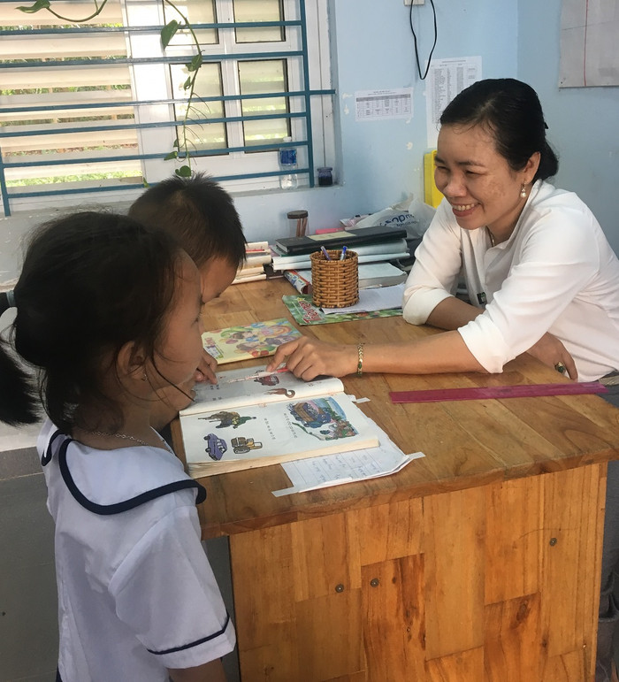 Tranh thủ giờ nghỉ tiết để kèm học sinh yếu (Ảnh Phan Tuyết) Tranh thủ giờ nghỉ tiết để kèm học sinh yếu (Ảnh Phan Tuyết)