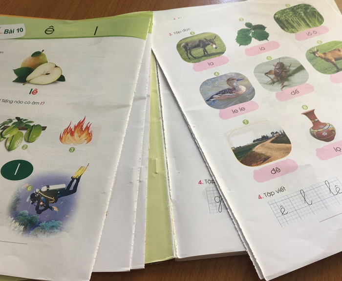 Sách thế này sao có thể học? Ai sẽ chịu trách nhiệm? (Ảnh Phan Tuyết) Sách thế này sao có thể học? Ai sẽ chịu trách nhiệm? (Ảnh Phan Tuyết)