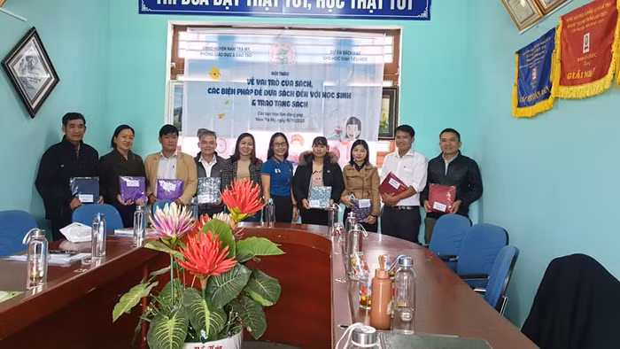 Tập huấn cho các trường để đưa sách đến với học sinh (Ảnh CTV) Tập huấn cho các trường để đưa sách đến với học sinh (Ảnh CTV)