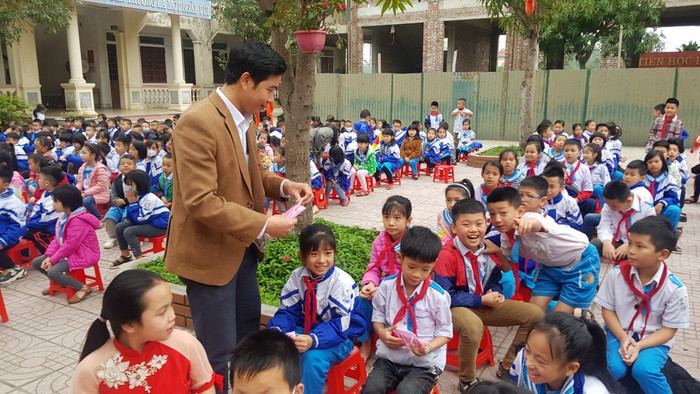 Sở Giáo dục và Đào tạo tỉnh Nghệ An đang phát khẩu trang cho học sinh huyện Kỳ Sơn (Ảnh CTV) Sở Giáo dục và Đào tạo tỉnh Nghệ An đang phát khẩu trang cho học sinh huyện Kỳ Sơn (Ảnh CTV)