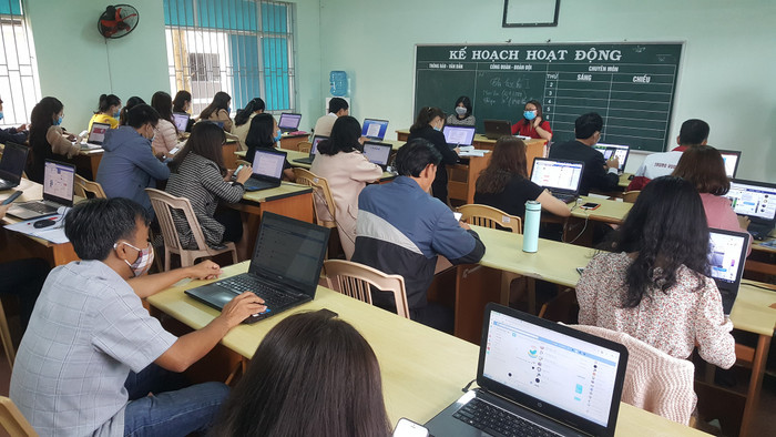 Giáo viên Trường Trưng Vương Quảng Trị đang hỗ trợ học sinh học trực tuyến (Ảnh nhà trường cung cấp). Giáo viên Trường Trưng Vương Quảng Trị đang hỗ trợ học sinh học trực tuyến (Ảnh nhà trường cung cấp).