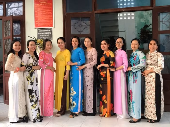 Các cô ở trường nuôi trẻ khuyết tật Quảng Trạch - Quảng Bình rạng ngời trong bộ áo dài mới được tặng (Ảnh: CTV)