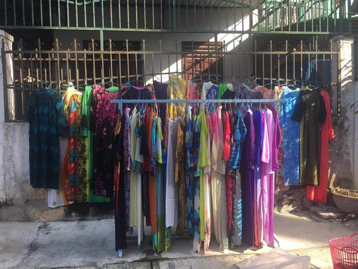 Giặt và phơi áo dài (Ảnh CTV) Giặt và phơi áo dài (Ảnh CTV)