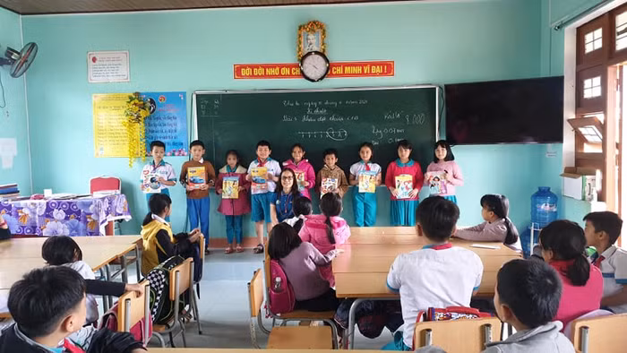 Học sinh ở Trà My được nhận quà tặng (Ảnh CTV). Học sinh ở Trà My được nhận quà tặng (Ảnh CTV).