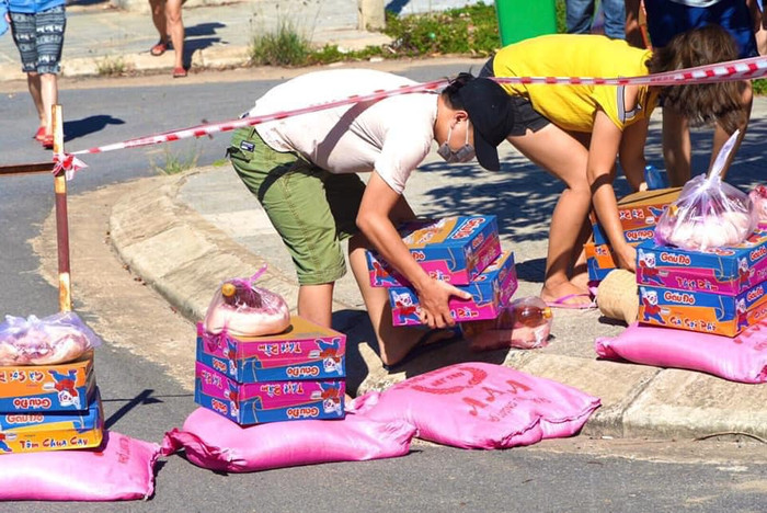 Đồ ủng hộ được chuyển đến khu cách ly (Ảnh nhà trường)