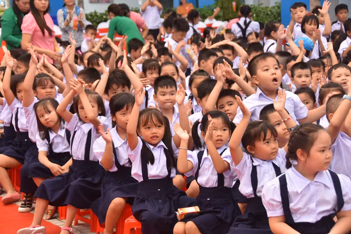 Nhiều địa phương đang áp dụng dạy học 2 buổi/ngày (Ảnh minh họa của Báo Người lao động)