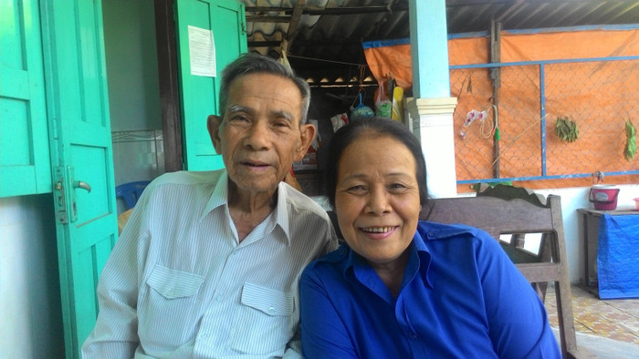 Cô cựu thanh niên xung phong Huỳnh Thị Liên và chồng một cựu chiến binh gương mẫu (Ảnh Phan Tuyết)