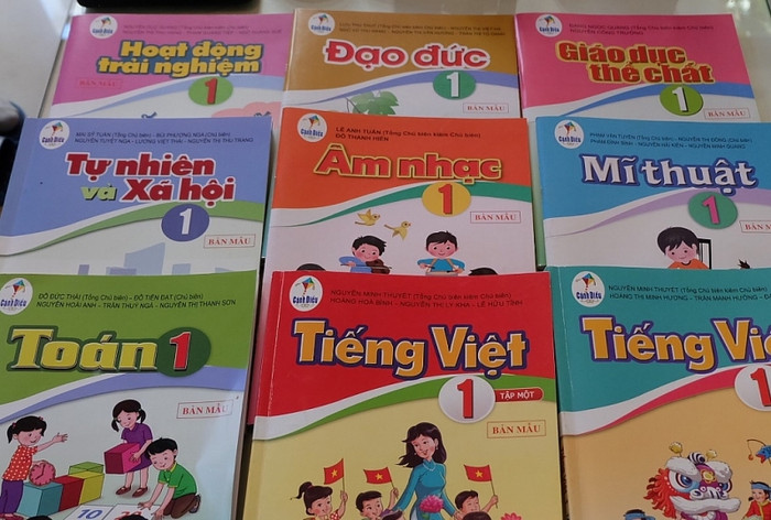Hiện nay nhiều địa phương đang tiến hành việc bình chọn sách giáo khoa mới(Ảnh: Báo Hải Quan online) Hiện nay nhiều địa phương đang tiến hành việc bình chọn sách giáo khoa mới(Ảnh: Báo Hải Quan online)