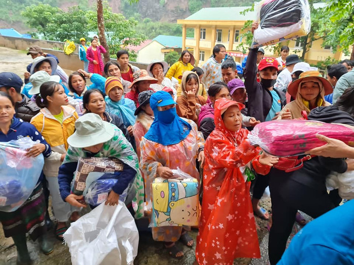 Không chỉ học sinh, người dân cũng được nhận quà (Ảnh: CTV)