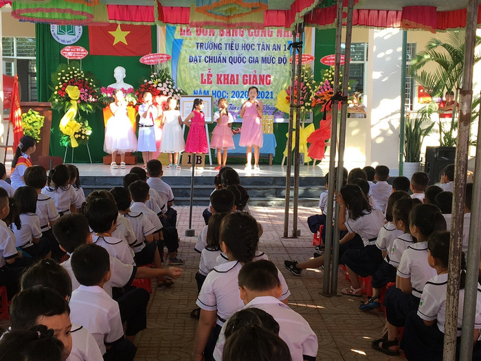 Tiết mục văn nghệ mở màn buổi Lễ khai giảng với bài hát "Mùa thu ngày khai trường" (Ảnh Phan Tuyết) Tiết mục văn nghệ mở màn buổi Lễ khai giảng với bài hát "Mùa thu ngày khai trường" (Ảnh Phan Tuyết)