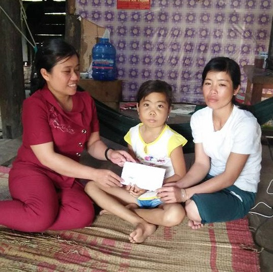 Cô Tâm luôn tìm cách giúp đỡ những học sinh có hoàn cảnh khó khăn (Ảnh tác giả) Cô Tâm luôn tìm cách giúp đỡ những học sinh có hoàn cảnh khó khăn (Ảnh tác giả)